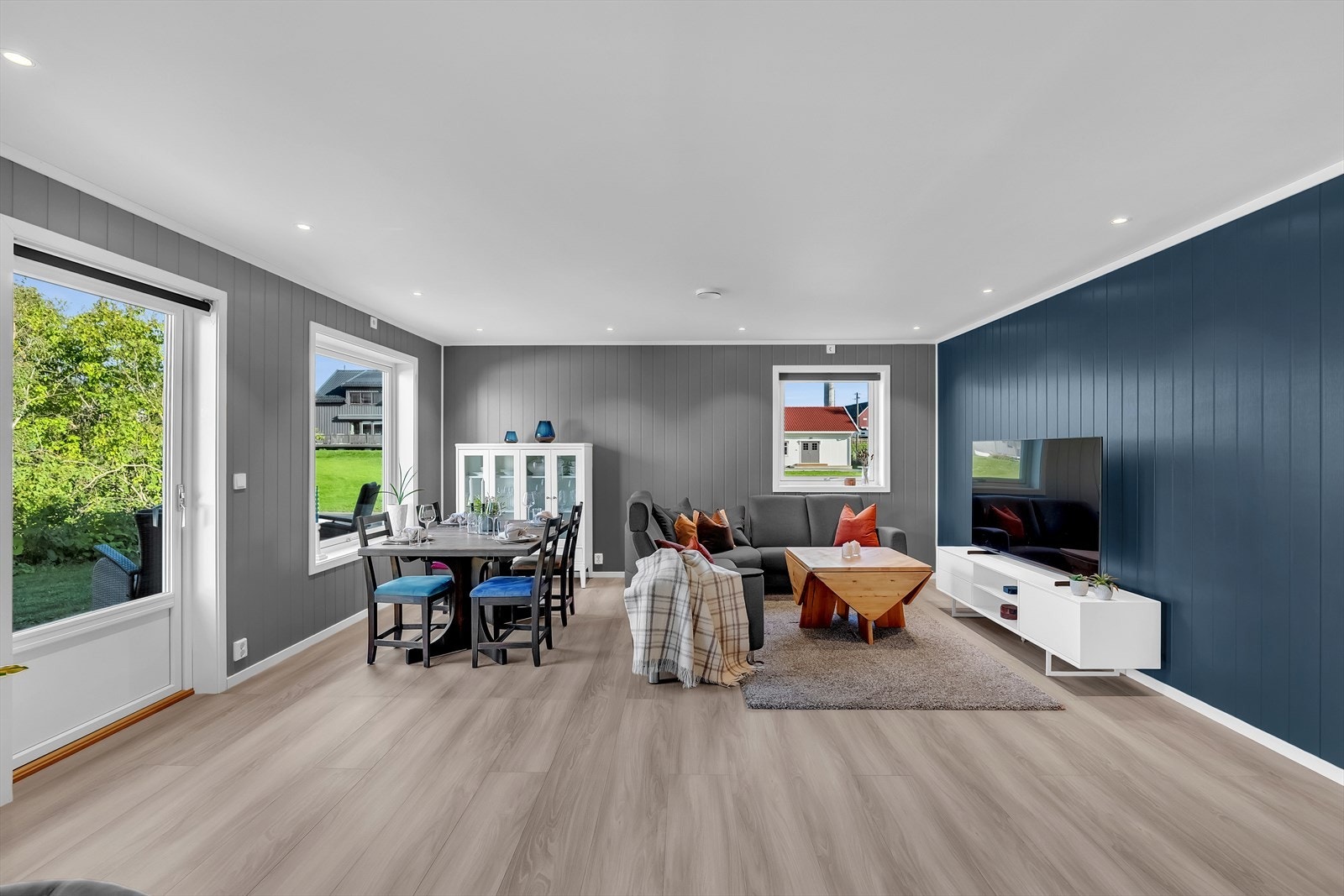 Her har du en gjennomgående planløsning med åpen løsning mellom stue og kjøkken. Galleribilde