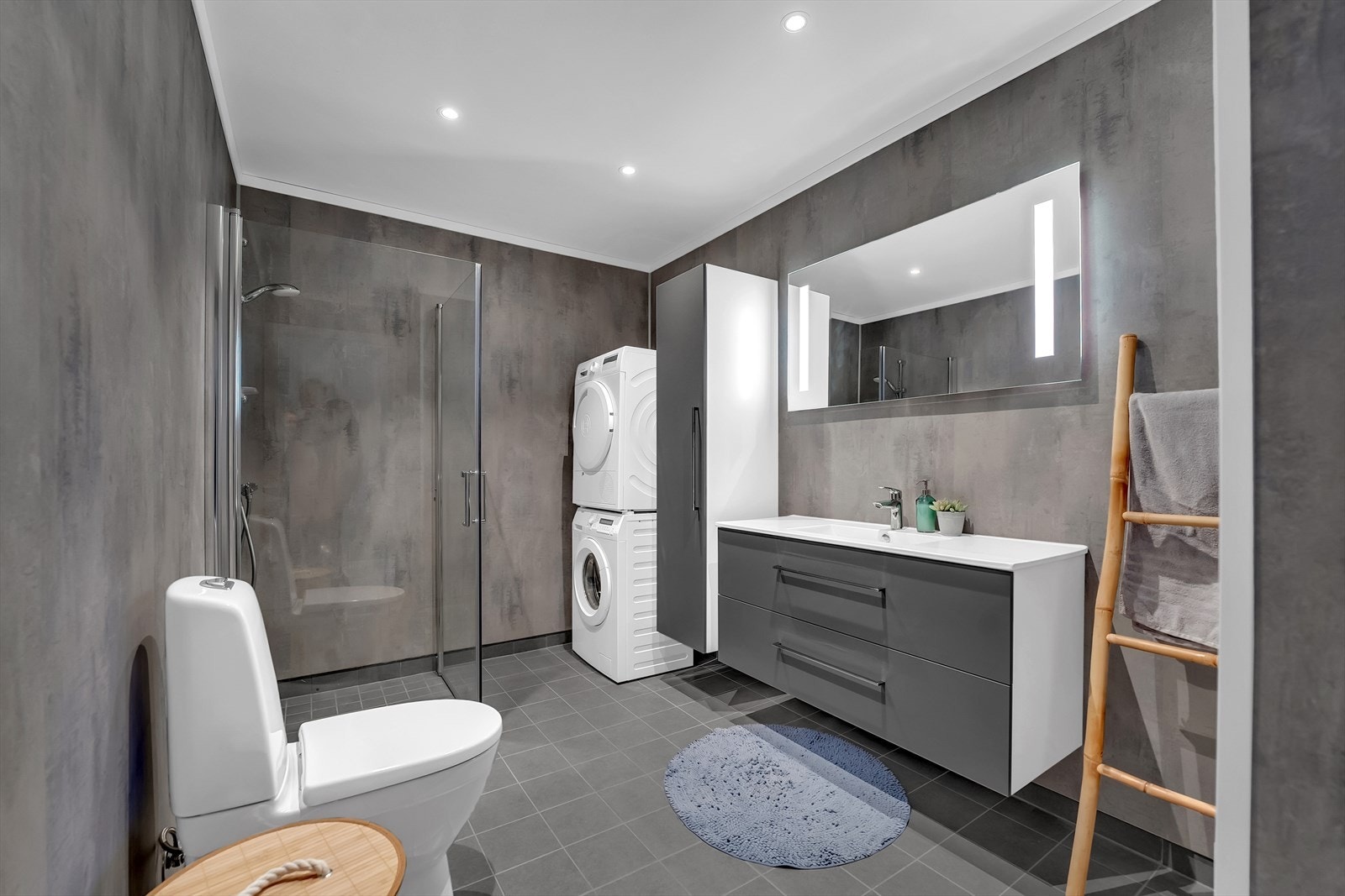 Pent og tidløst bad med filslagte vegger og gulv. Galleribilde