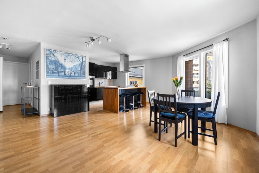 Planløsningen skaper en romslig og innbydende atmosfære. Galleribilde