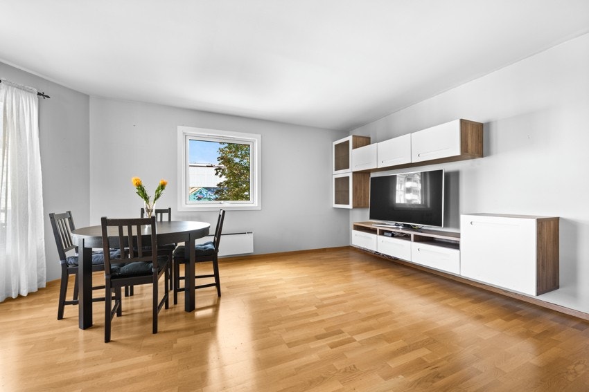 Leiligheten har parkettgulv, malte vegger og tak. Galleribilde