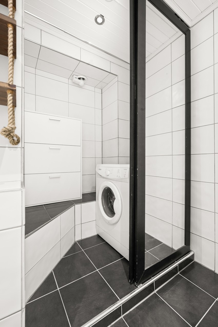 Opplegg for vaskemaskin og praktisk oppbevaringsplass. Galleribilde