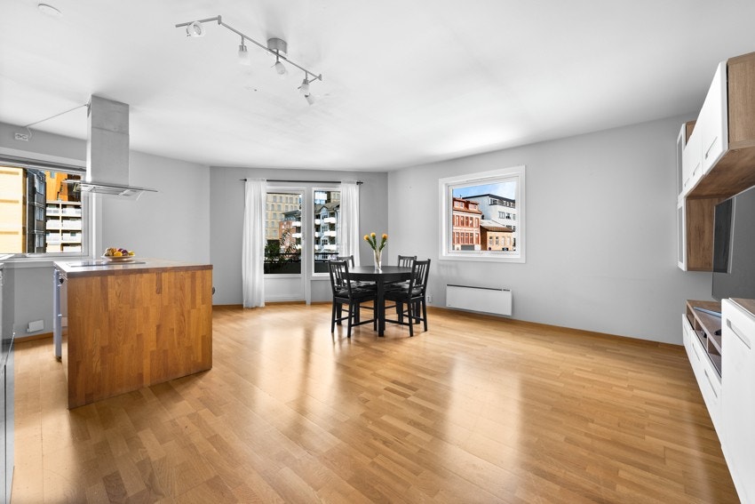 Masse naturlig lys inn fra verandadør og stuevindu bidrar til en luftig romfølelse. Galleribilde