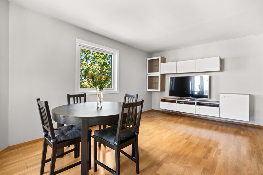 God plass til sofagruppe, spisebord og TV. Galleribilde