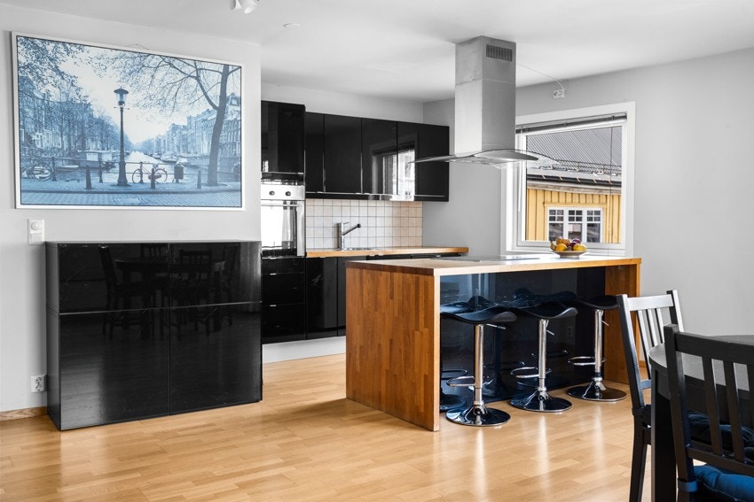 Kjøkkenet har en åpen løsning mot stuen. Galleribilde