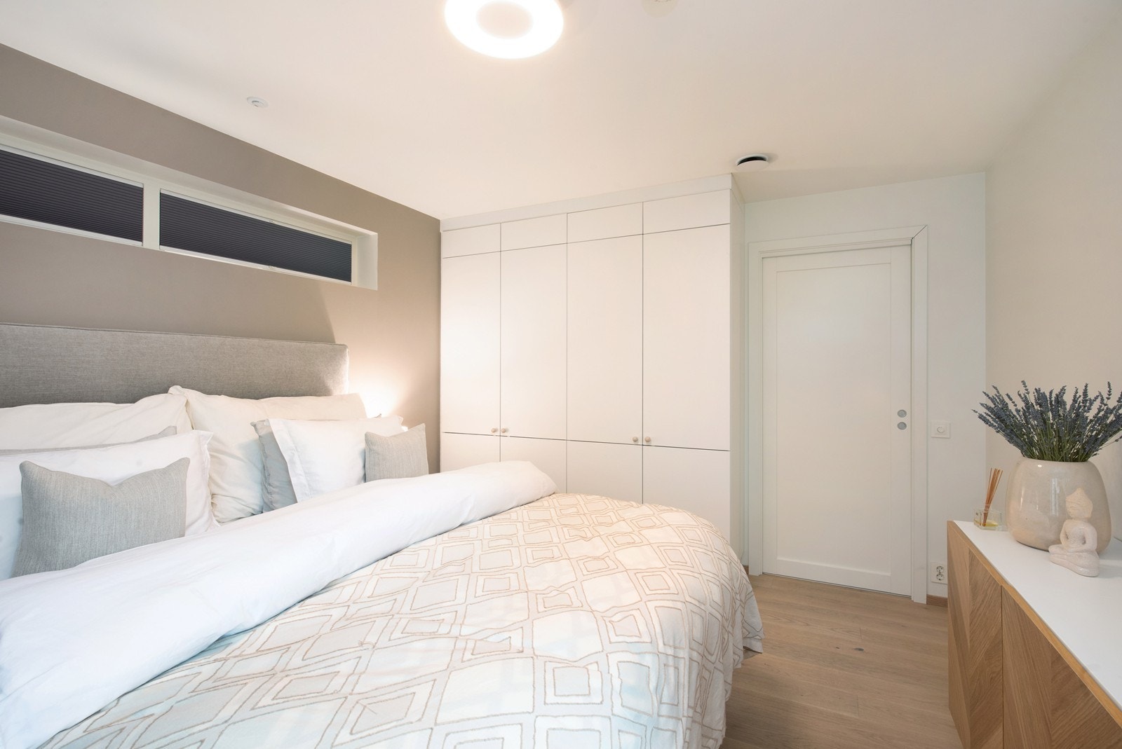 Hovedsoverom med plassbygget skap. Galleribilde