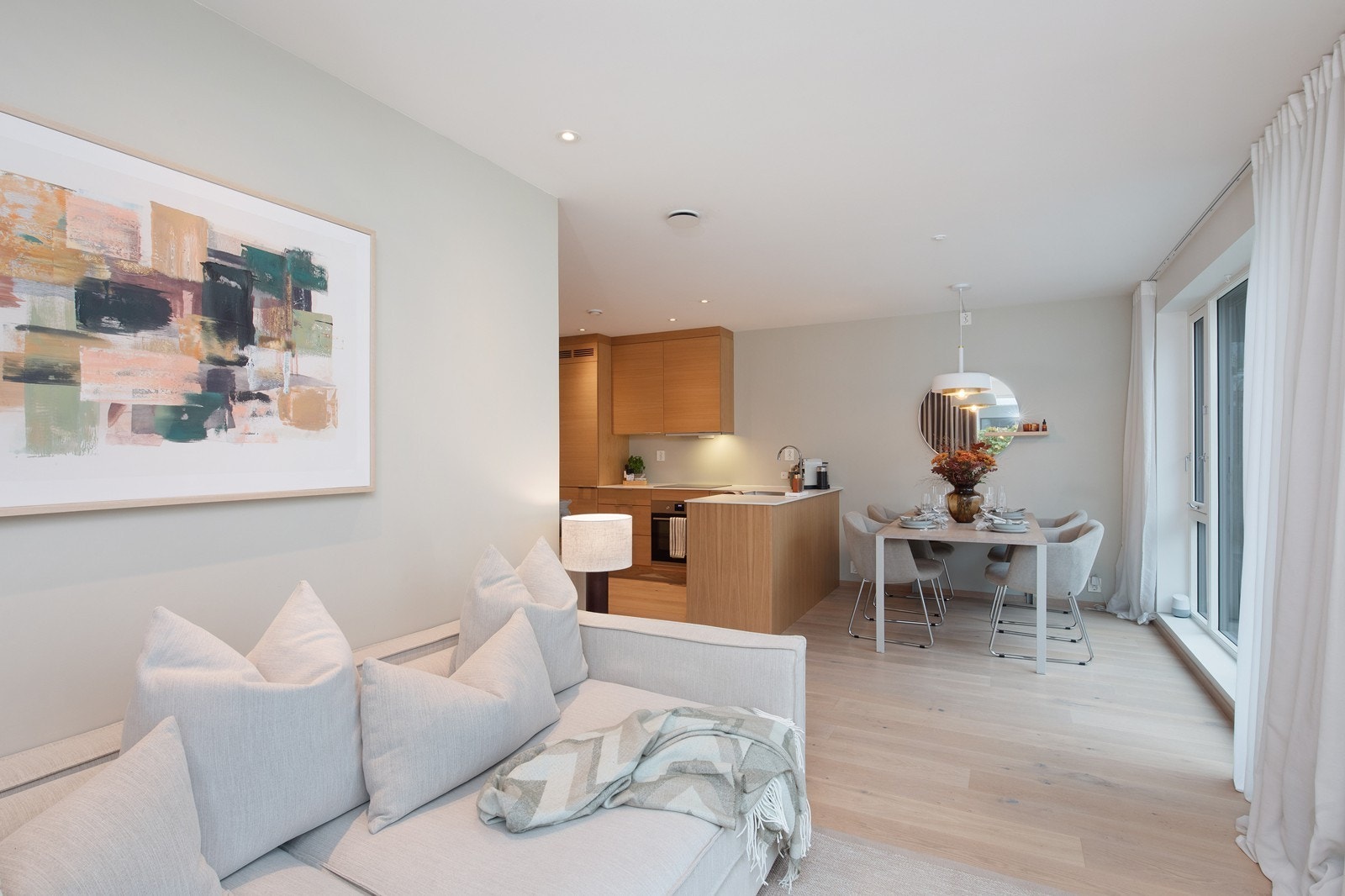 I stuen er det plass til både sofagruppe og spisebord. Galleribilde