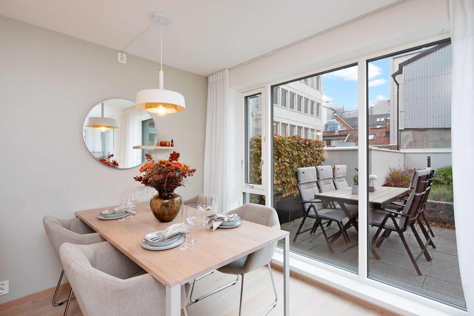 Utgang til stor hellelagt platting fra stue. Galleribilde
