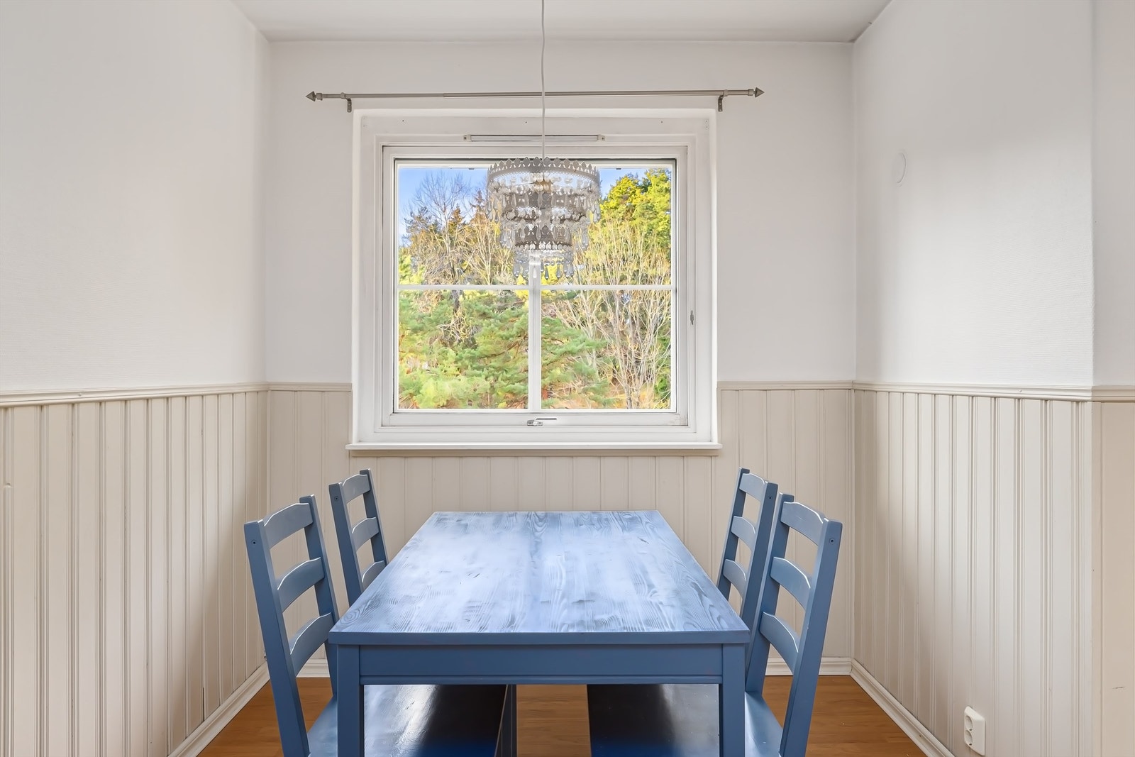 Fra stuen/spisestuen og balkongen har man en vakker og idyllisk utsikt. Galleribilde