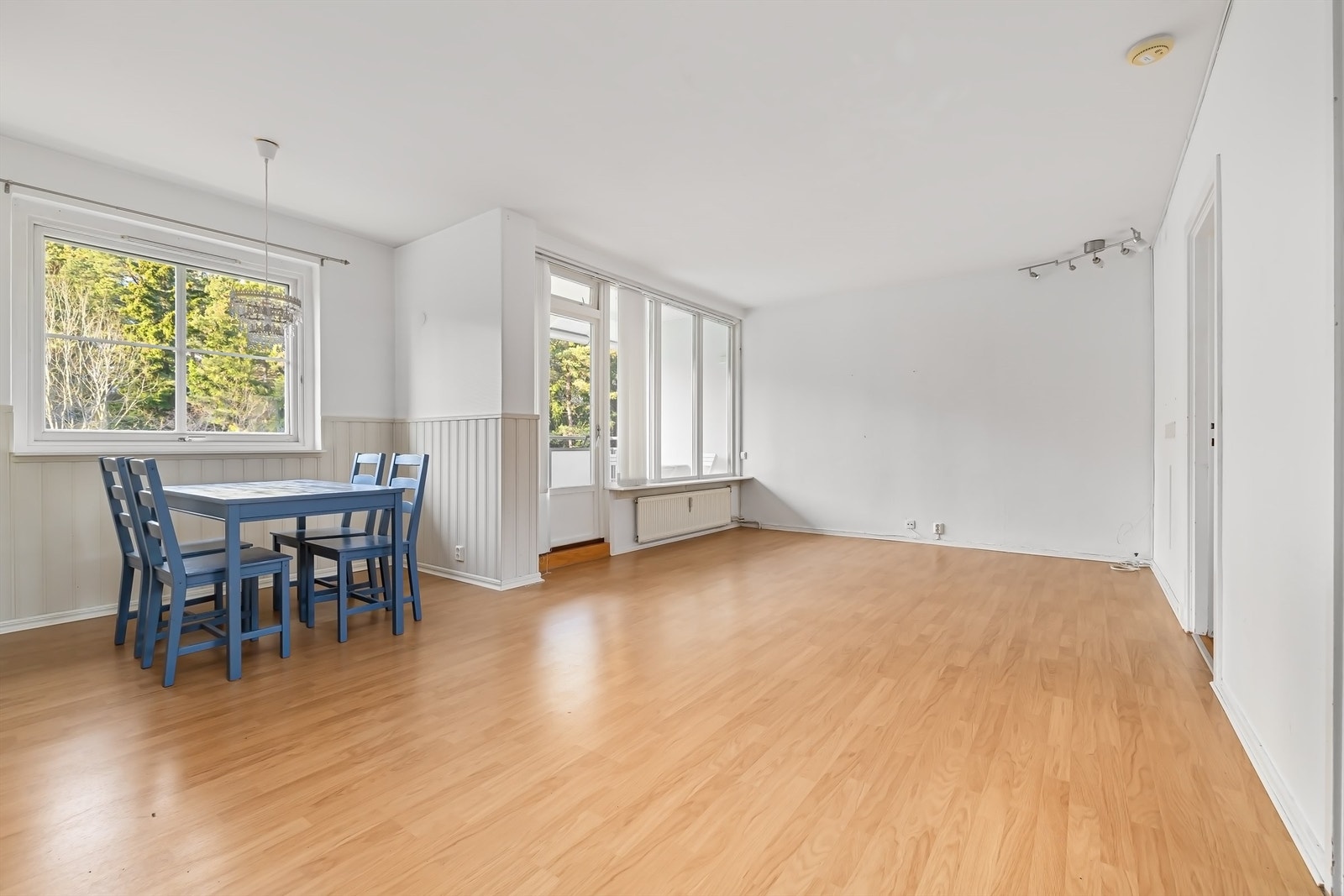Stuen har naturlig plass til sofagruppe og spisebord. Galleribilde