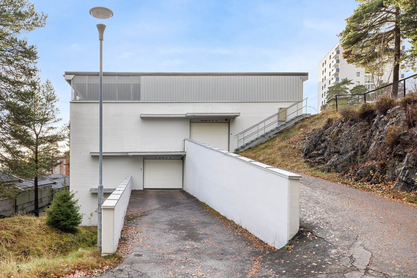 Selger eier i dag en garasjeplass i Rødberget Garasjelag SA, som kan kjøpes av selger for kr. 120 000,- pluss eierskiftegebyr, hvis ønskelig. Galleribilde