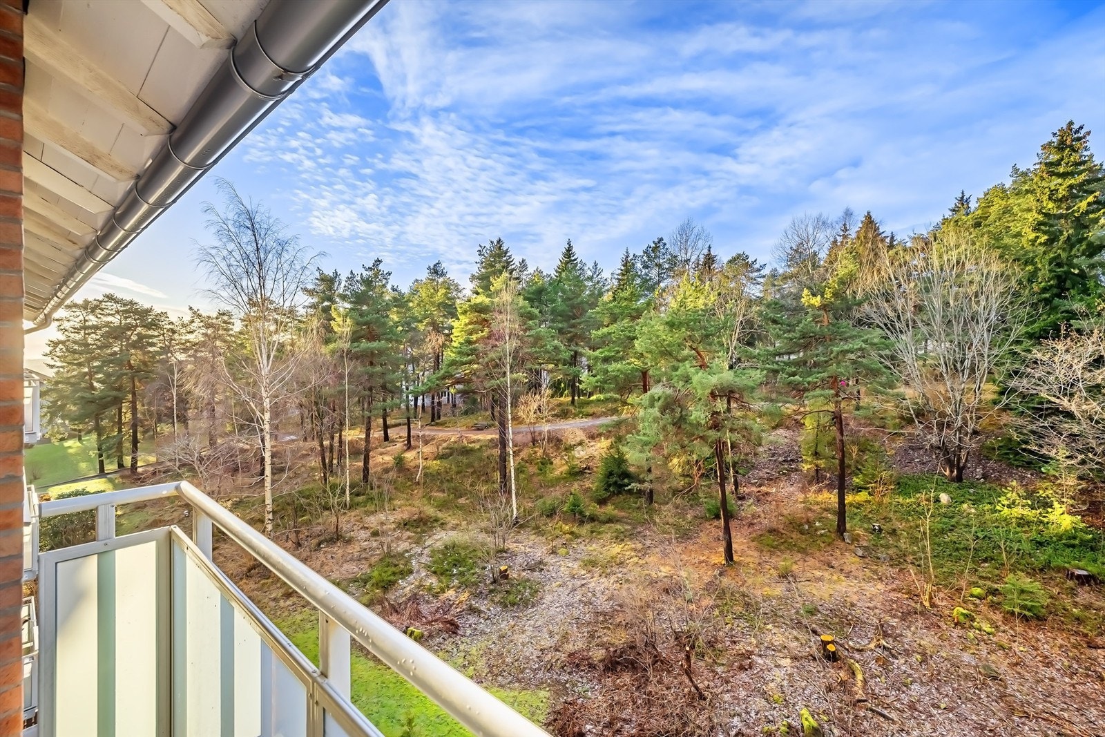 En idyllisk beliggende 3-roms i toppetasje, med behov for oppussing. Galleribilde