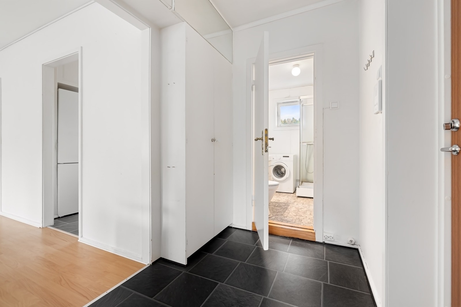 Leiligheten er oppvarmet via vannbåren varme til radiatorer. Galleribilde
