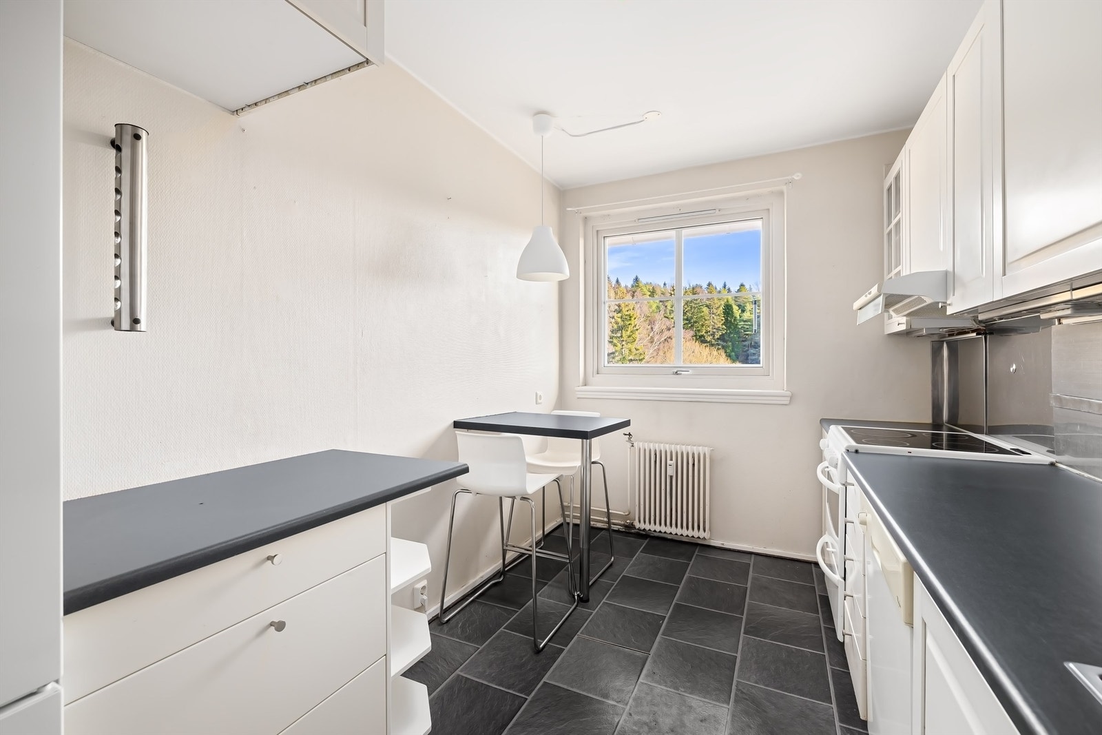 Laminert benkeplate med nedfelt oppvaskkum av rustfritt stål med ett-greps armatur. Plater av børstet stål på vegg mellom benkeplate og overskap. Belysning under overskap samt stikkontakter. Galleribilde