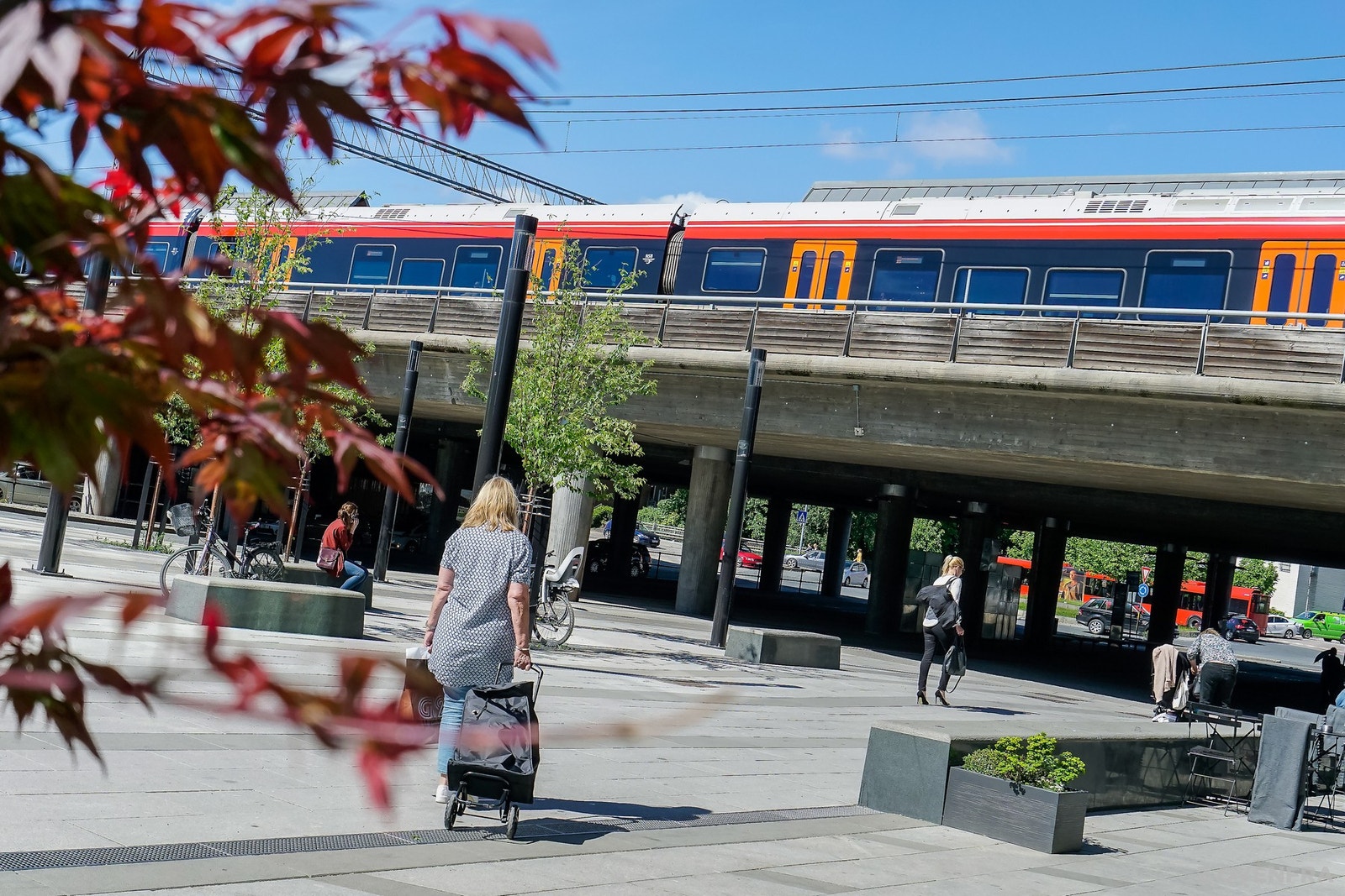 Skøyen er et knutepunkt for kollektivtransport. Her er stort sett alle fremkomstmiddel tilgjengelig med, tog, flytog, buss og trikk. Etterhvert også T-bane Galleribilde