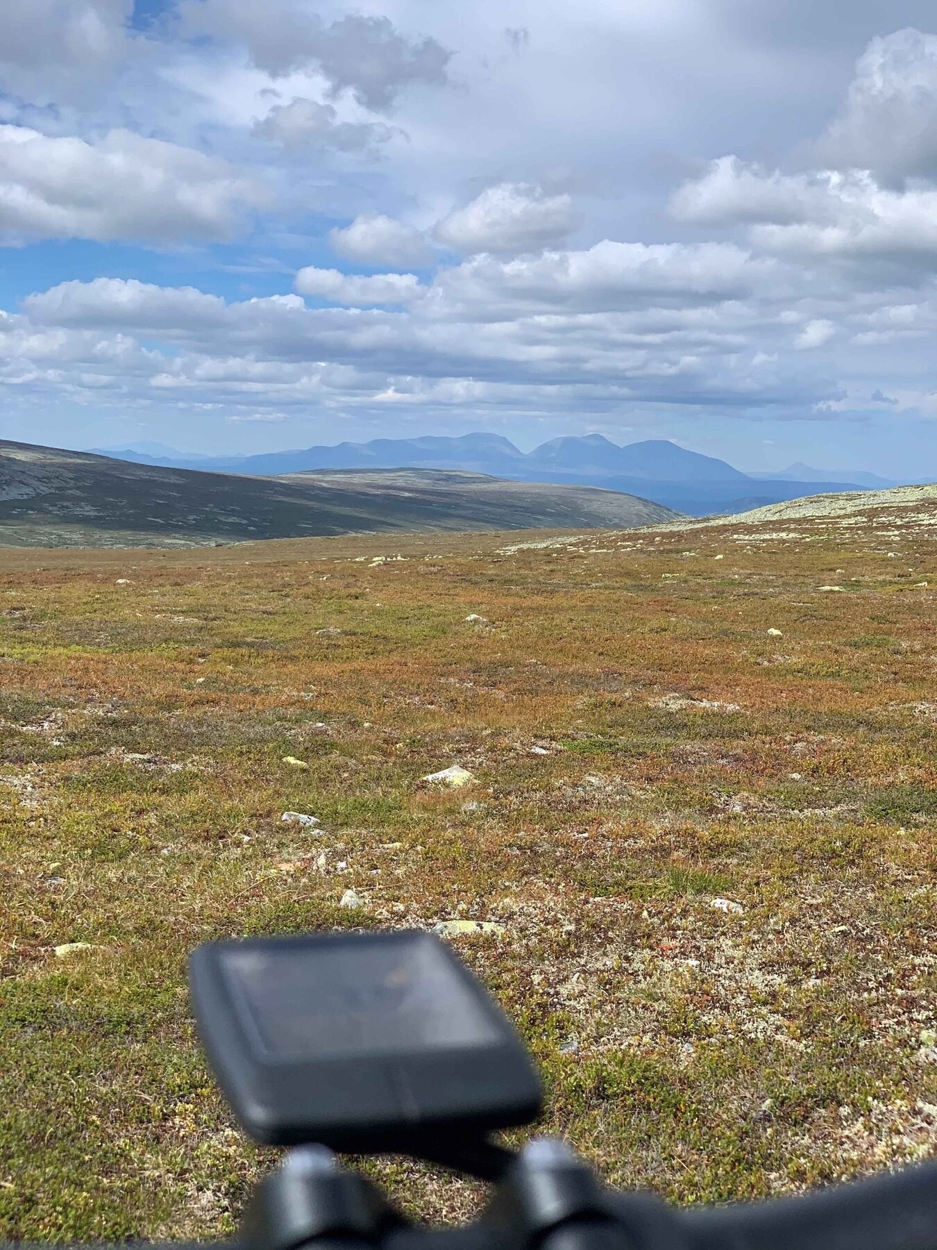 Sykkeltur med utsikt mot Sølenfjellene i nord Galleribilde