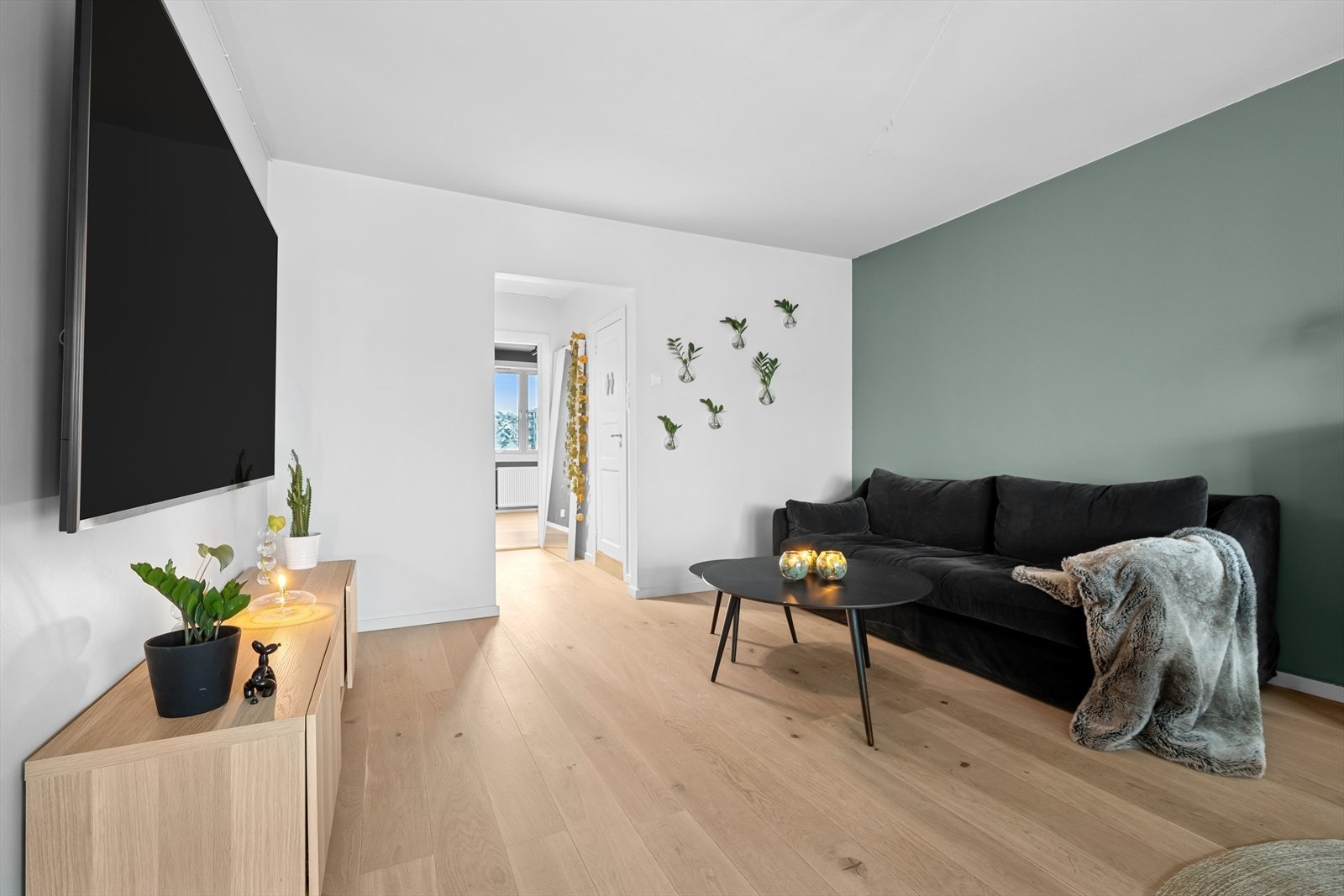 1-stavs parkett og slette vegger malt i tidsriktige farger. Galleribilde