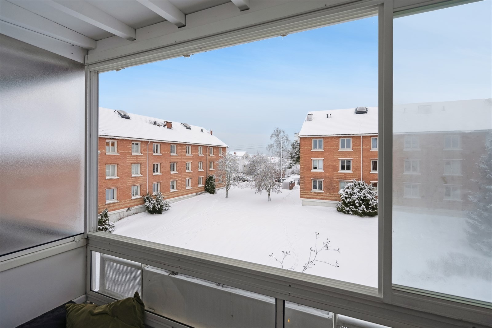 Fra stuen er det utgang til en flott sydvestvendt balkong på ca. 9 m² med hyggelig utsyn over grønne fellesarealer. Galleribilde