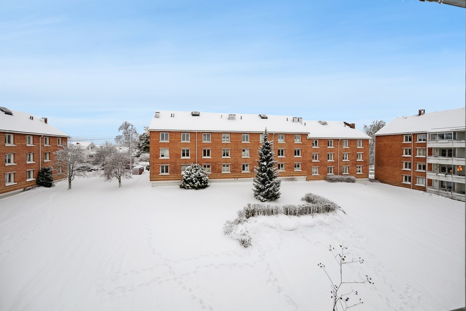 Leiligheten har en meget sentral og attraktivt beliggenhet i et koselig boligområde på Karlsrud i bydel Nordstrand. Galleribilde