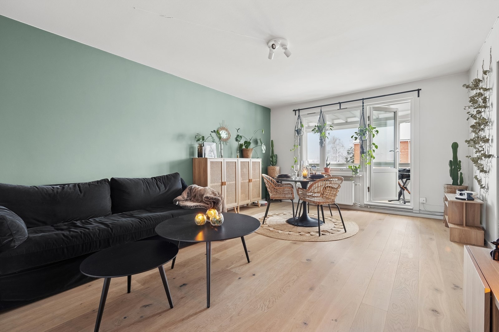 Leiligheten byr på en lys og romslig stue med fin utsyn og flotte lysforhold. Galleribilde
