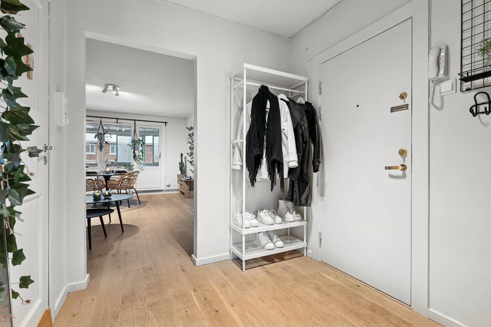 Lys og romslig entré. Her får du god plass til sko og yttertøy. Galleribilde