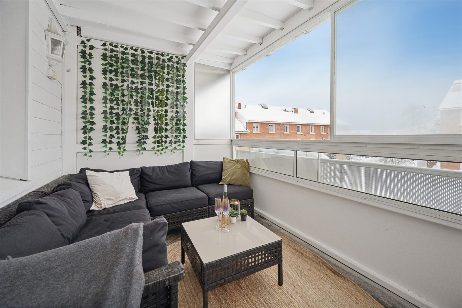 Balkongen er innglasset og har overbygg slik at man kan sitte lunt til også utenom sommermånedene.Innglassingen kan også skyves til side. Galleribilde