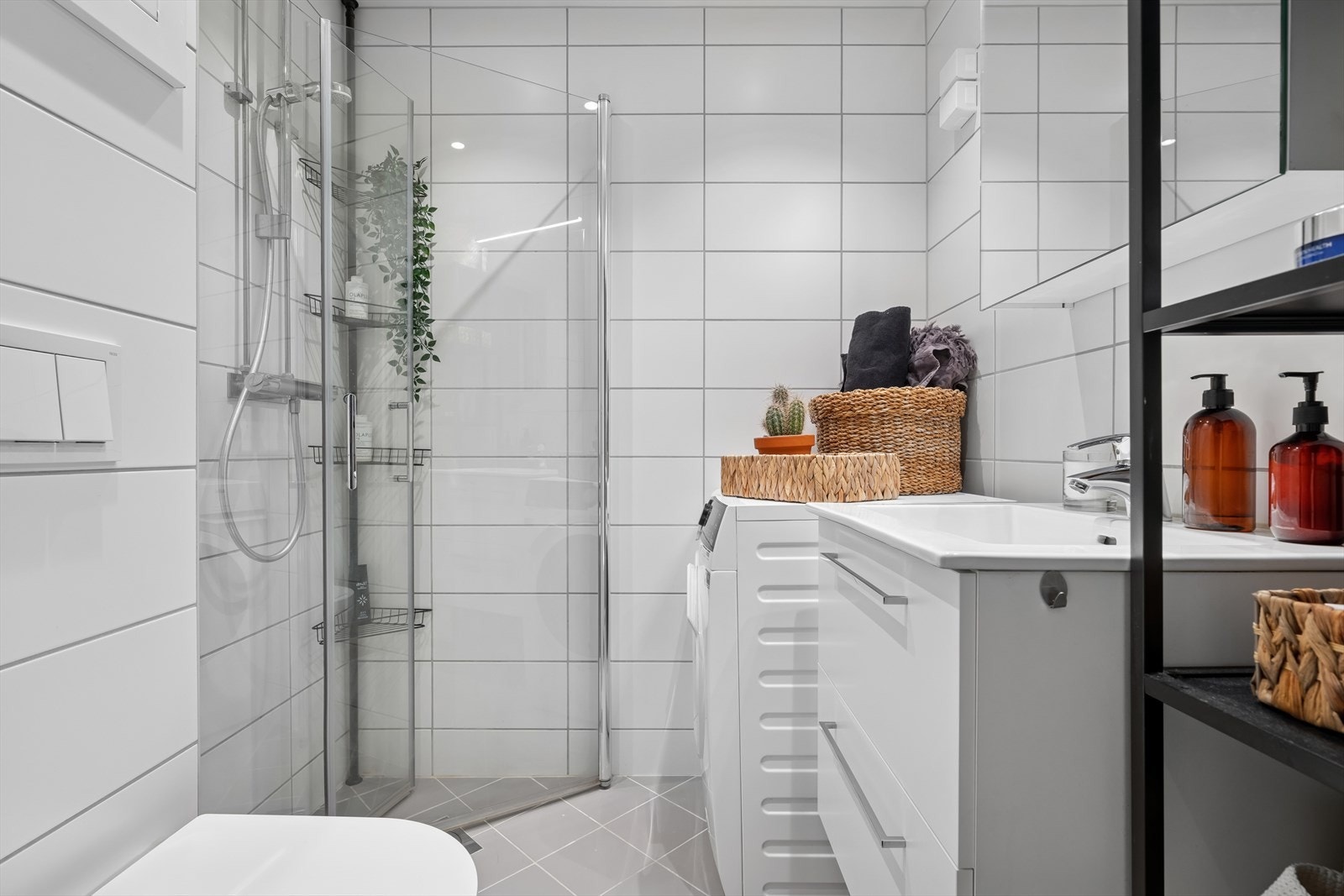 Moderne baderom fra 2020, totalrenovert i regi av borettslaget. Galleribilde