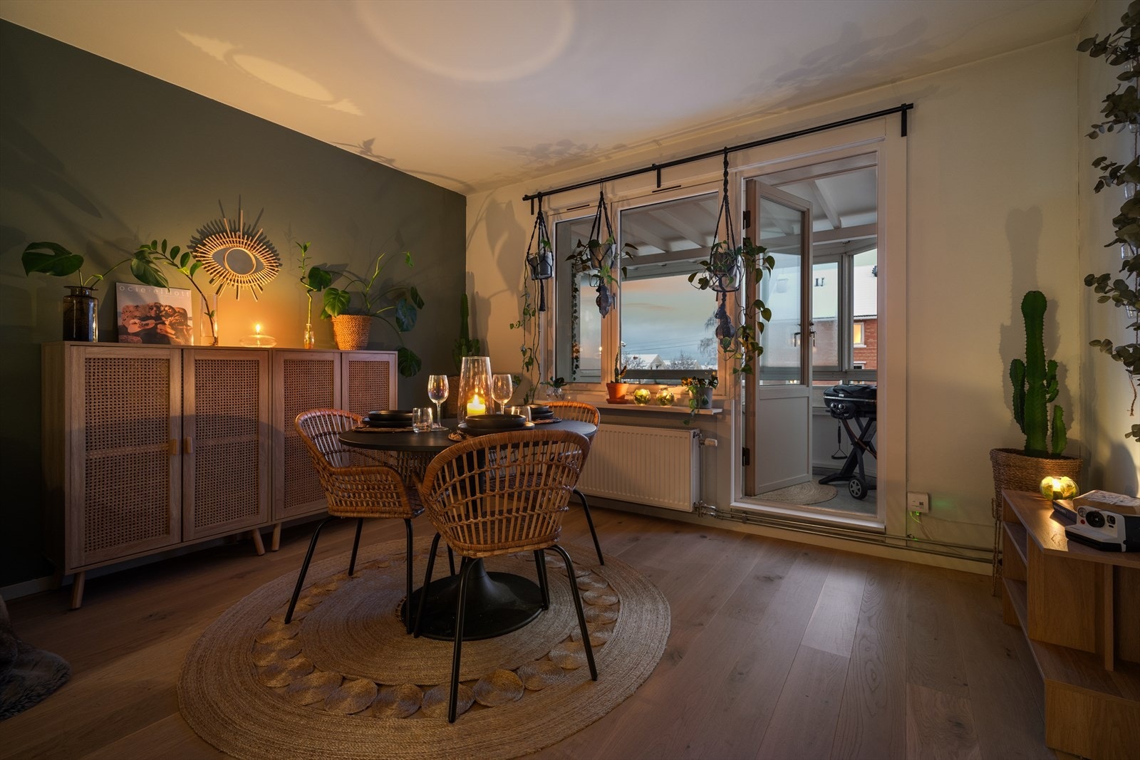 Her er det rikelig med plass til å invitere venner og familie til hyggelige sammenkomster. Galleribilde