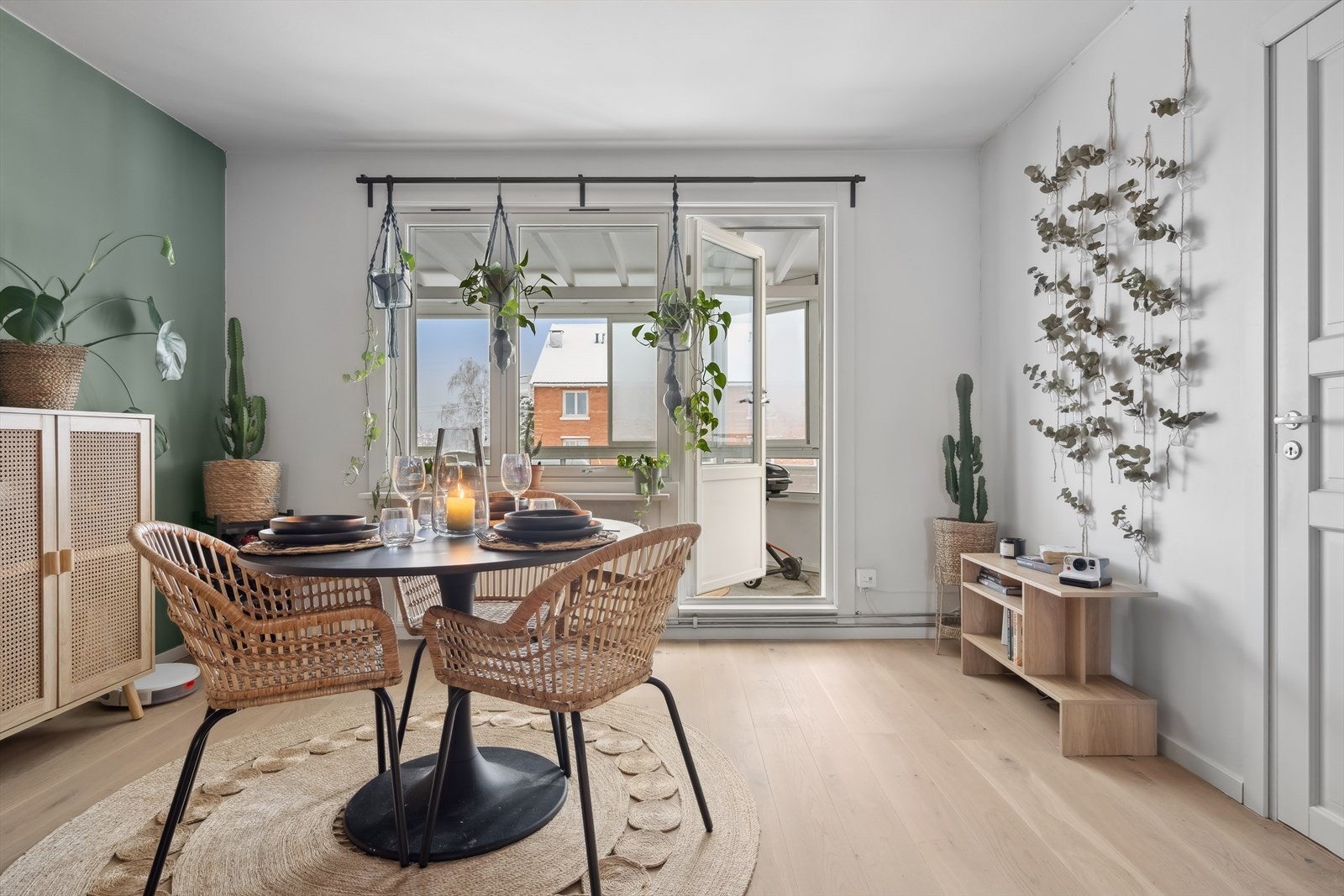 Det er god plass til både sofagruppe, mediamøbler og spisebord. Galleribilde