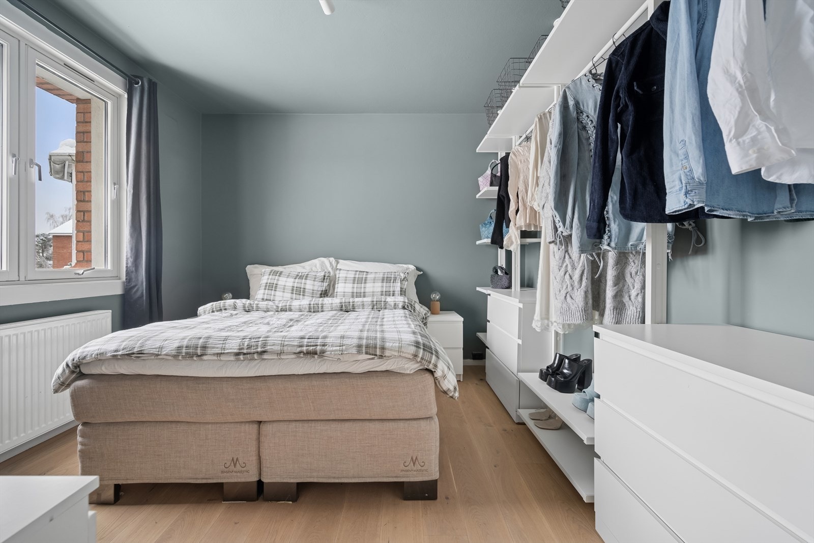 Leiligheten har to romslige soverom med store vindusflater som slipper inn rikelig med naturlig lys. Galleribilde