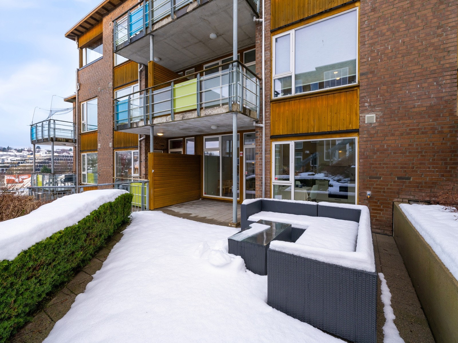 Terrassen er vestvendt, solrik og lun Galleribilde