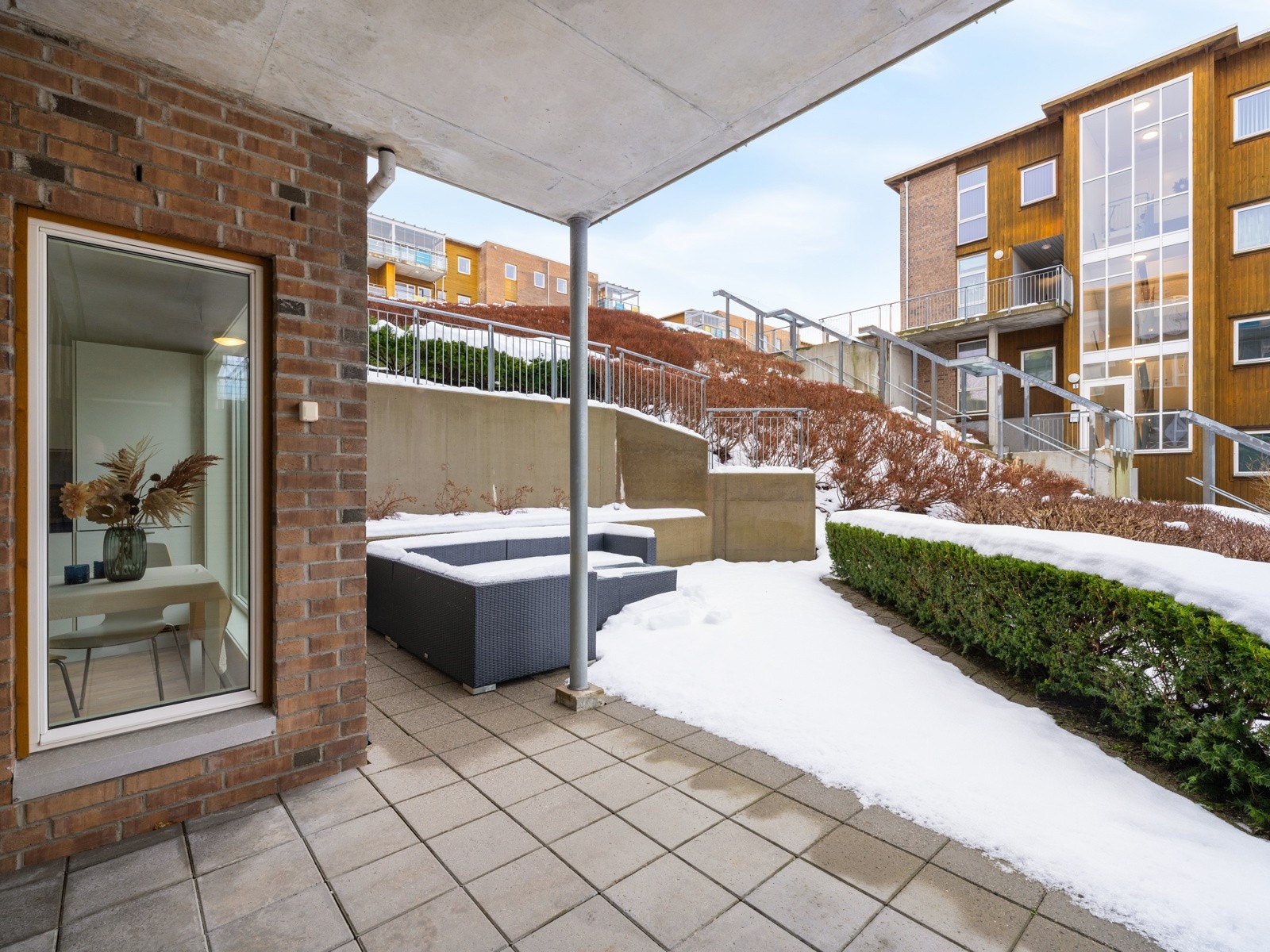 Stort og delvis overbygd uteområde Galleribilde