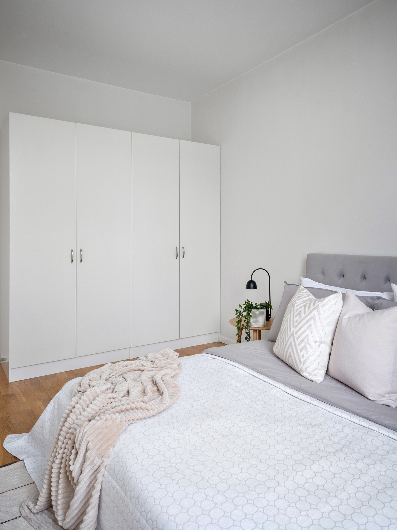 Doble garderobeskap Galleribilde