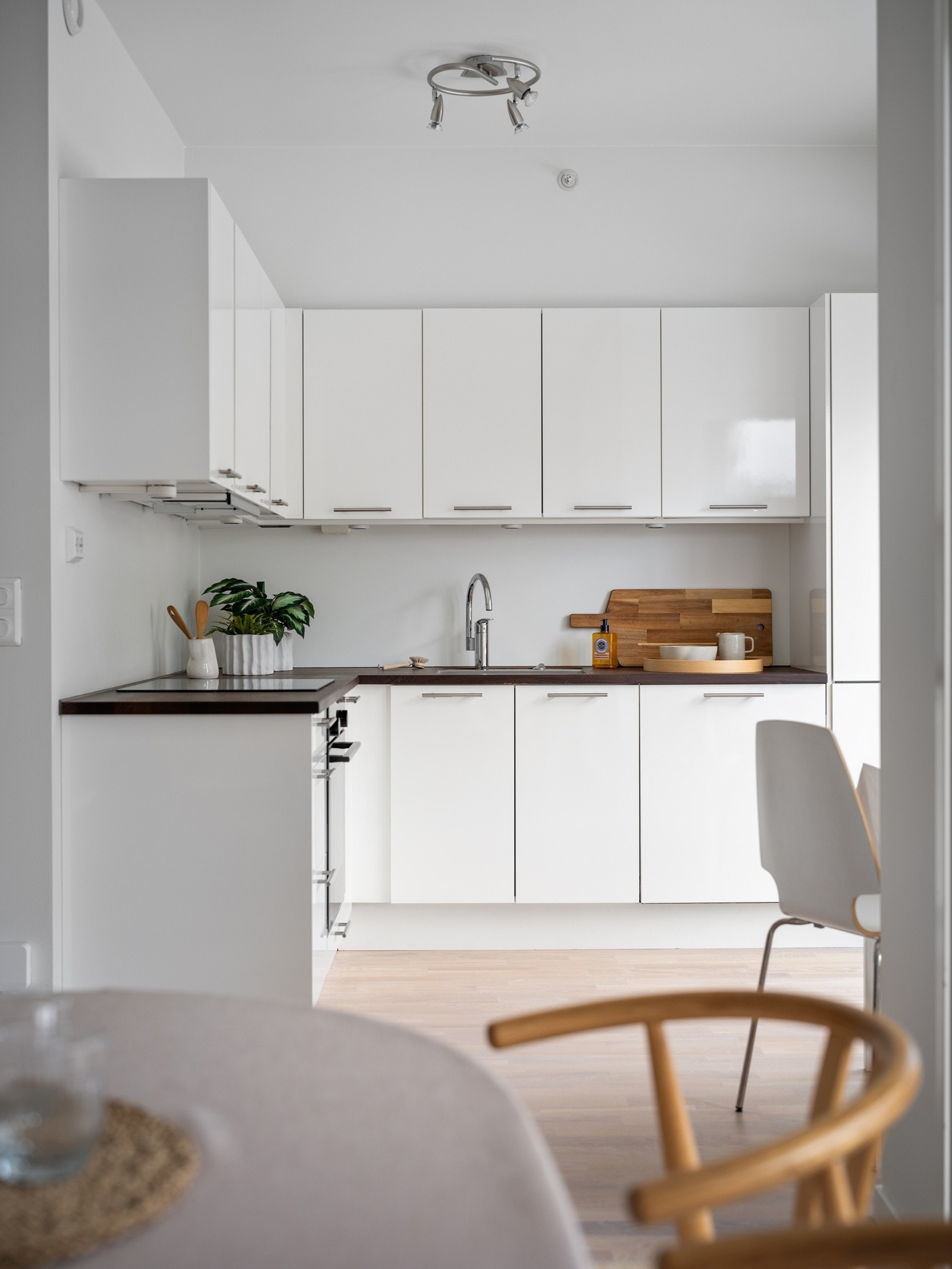 Kjøkkenet ligger i en krok for seg selv og har god forbindelse med stuen Galleribilde