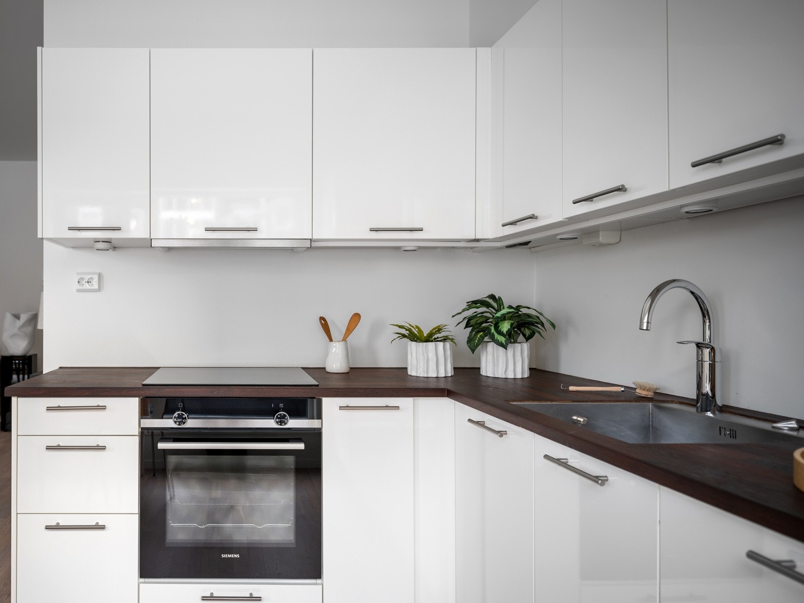 Pent kjøkken med godt med skap- og benkeplass Galleribilde