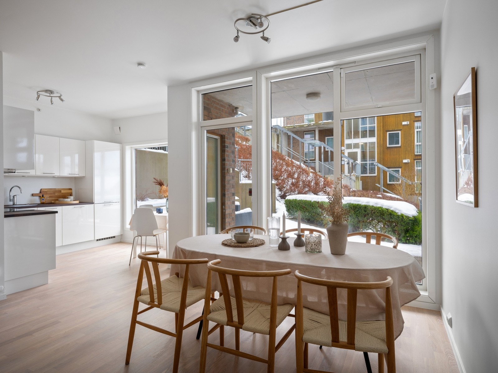 Store vindusflater gir rikelig med naturlig lys Galleribilde