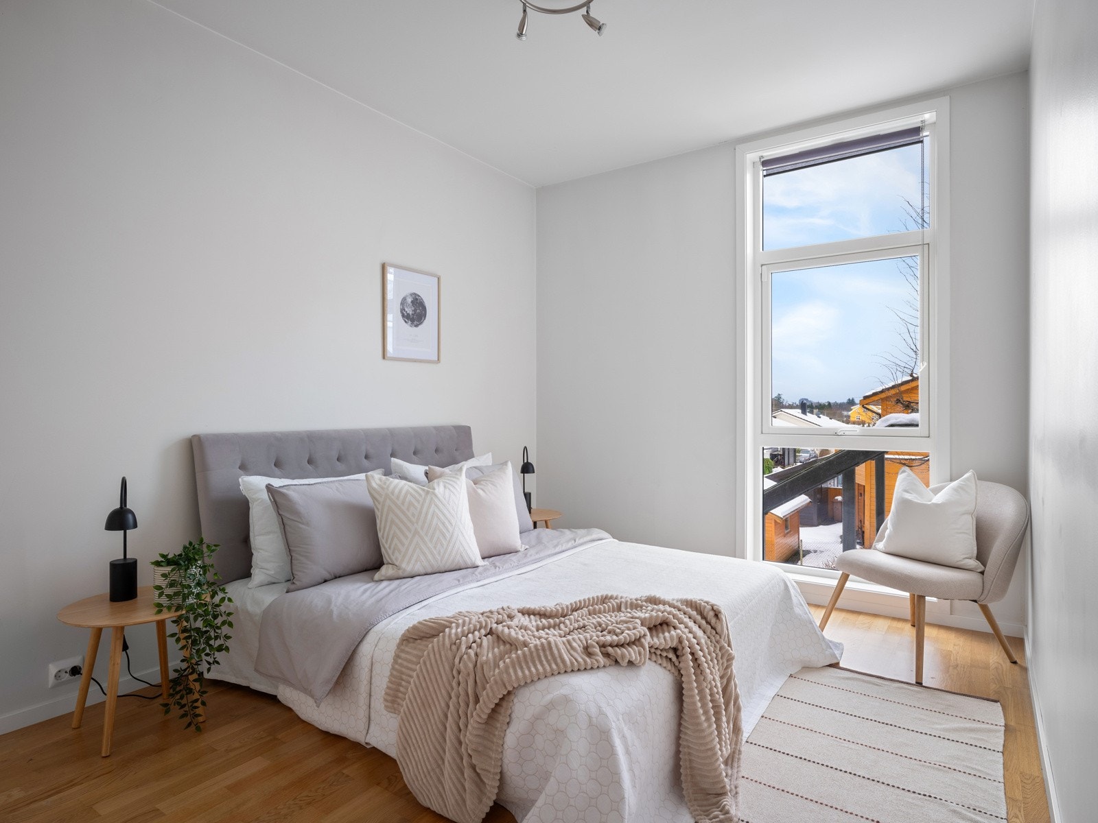 Romslig hovedsoverom med plass til stor seng med nattbord på hver side Galleribilde