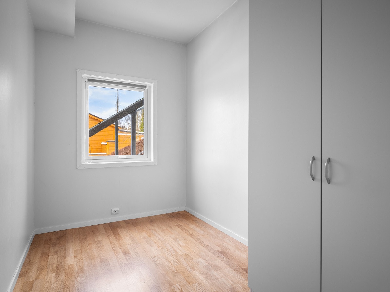 Soverom 2 med garderobeskap og plass til seng og skrivepult Galleribilde