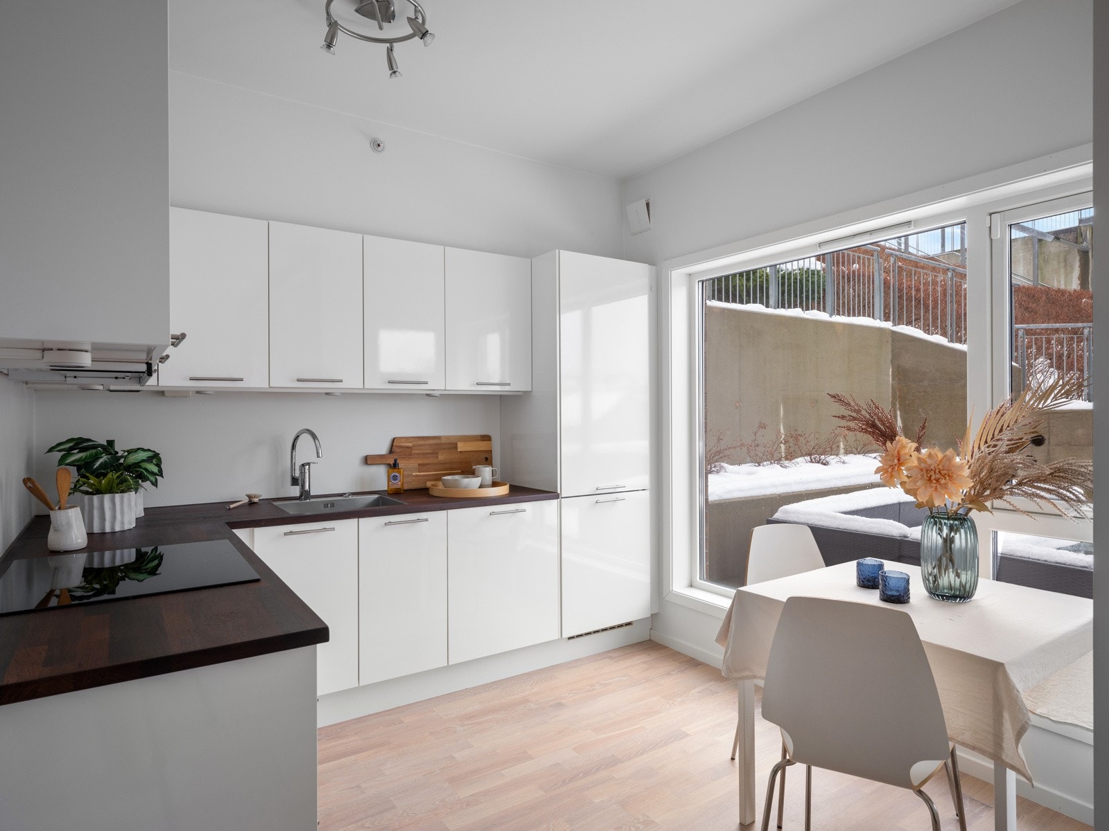 Plass til frokostbord ved vinduene Galleribilde