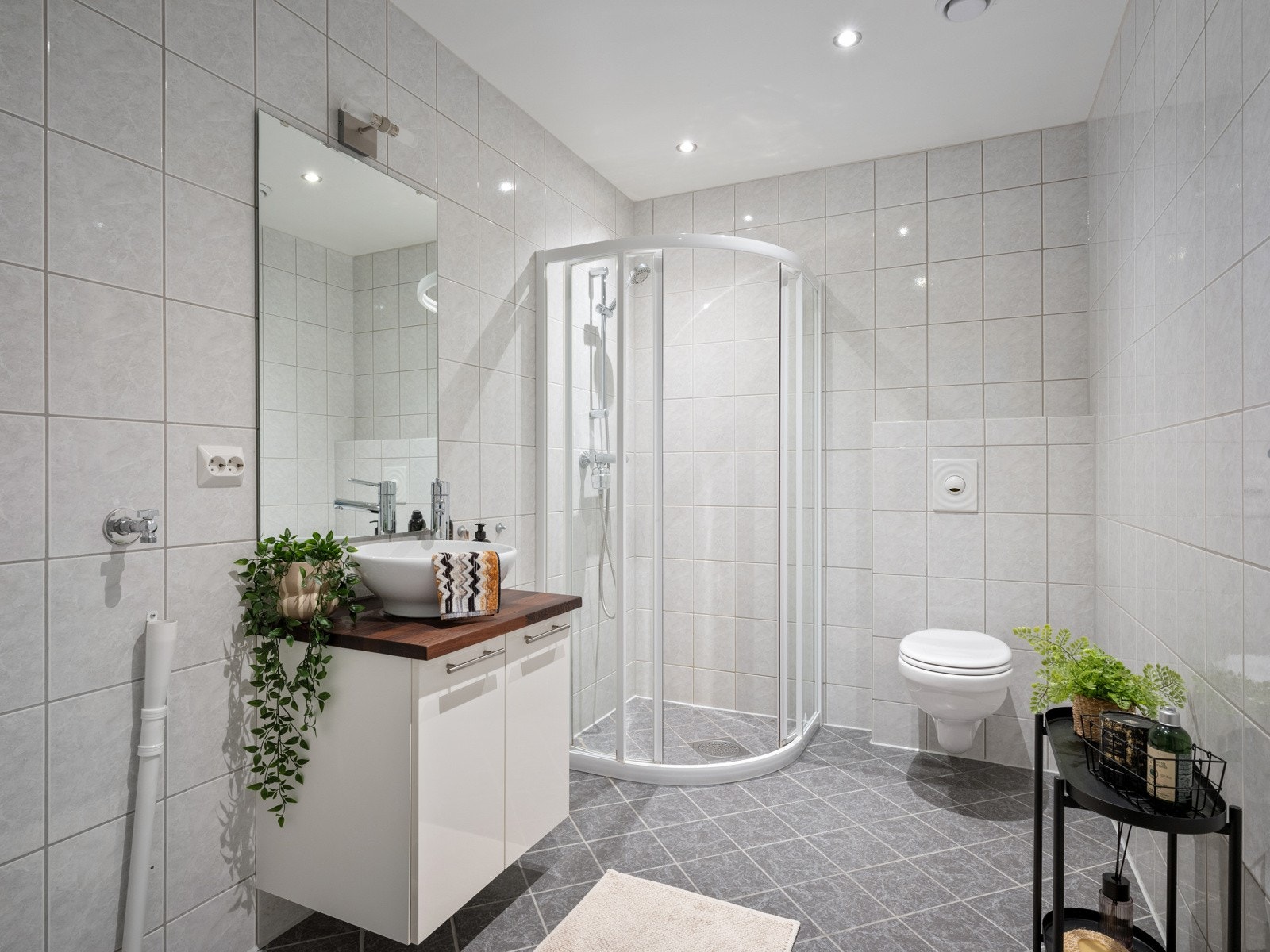 Pent og tidløst bad med downlights og nyere innredning Galleribilde