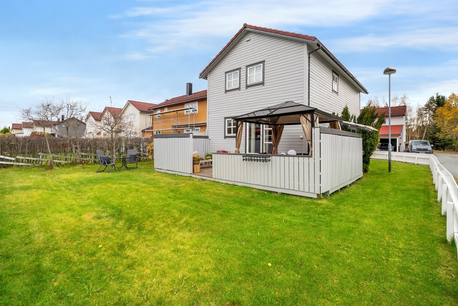 Fra boligen er det gangavstand til dagligvarebutikker. Nærmeste daglivarebutikk er Rema 1000. Galleribilde