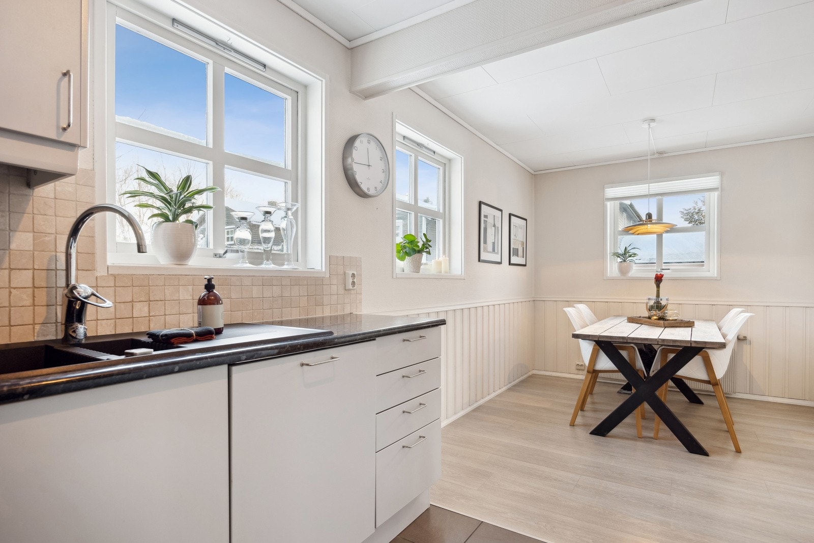 God plass til spisegruppe ved kjøkken, som gjør matlagingen sosial og innbyr til sosiale kvelder. Galleribilde