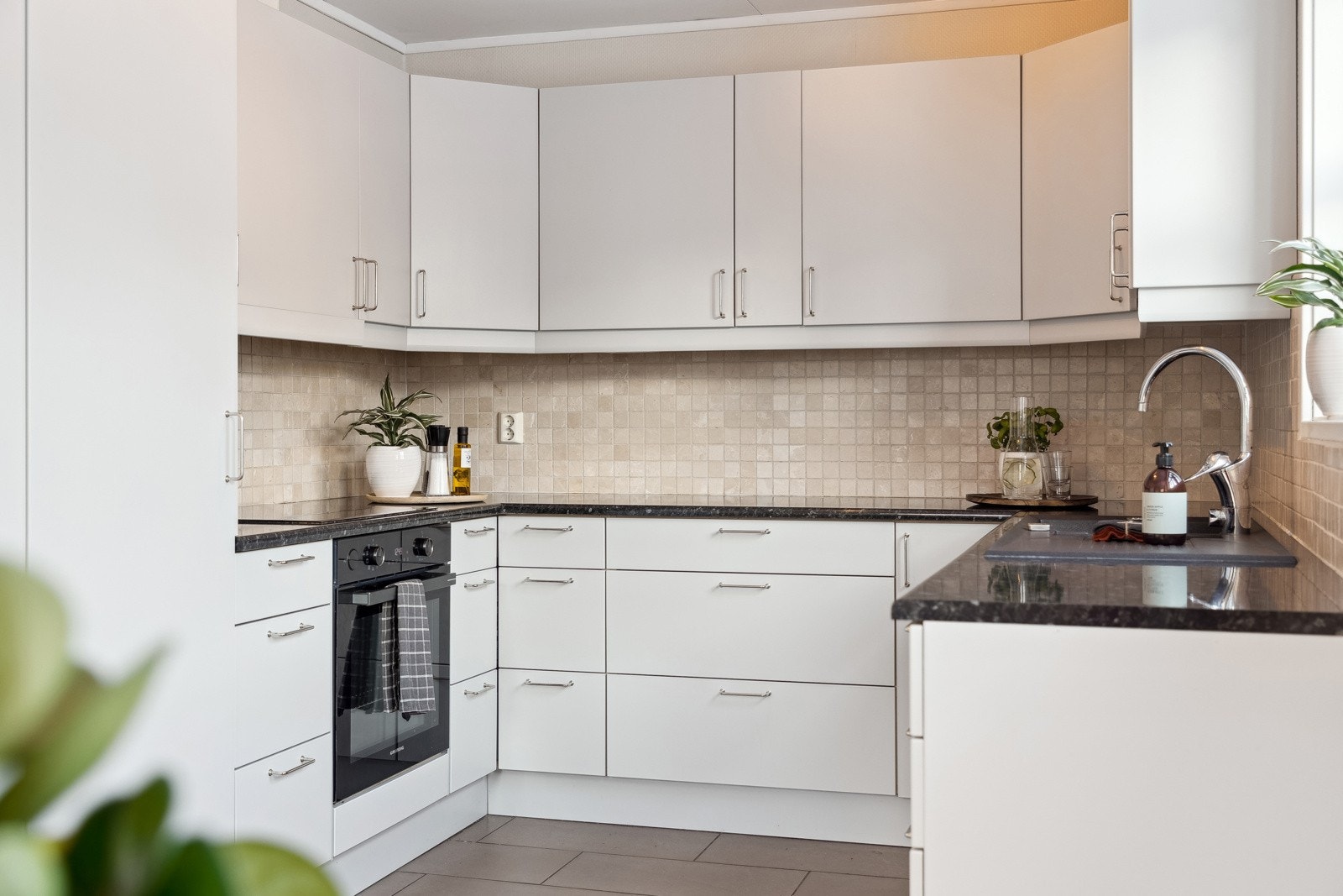 Kjøkkenet er utstyrt med integrerte hvitevarer, som stekeovn, platetopp, oppvaskmaskin og kjøleskap. Oppvaskmaskinen og komfyren er nye fra 2024. Nytt kjøleskap i 2022. Galleribilde