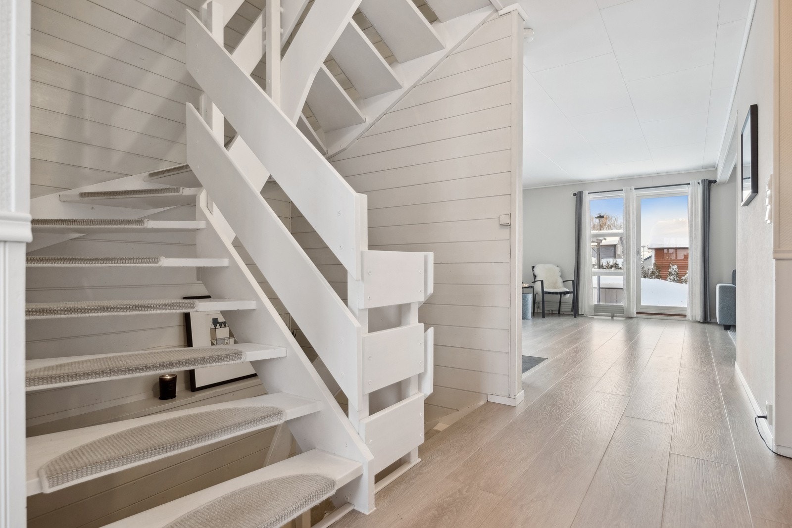 2. etasje består av en gang, fire romslige soverom og ett baderom. Galleribilde