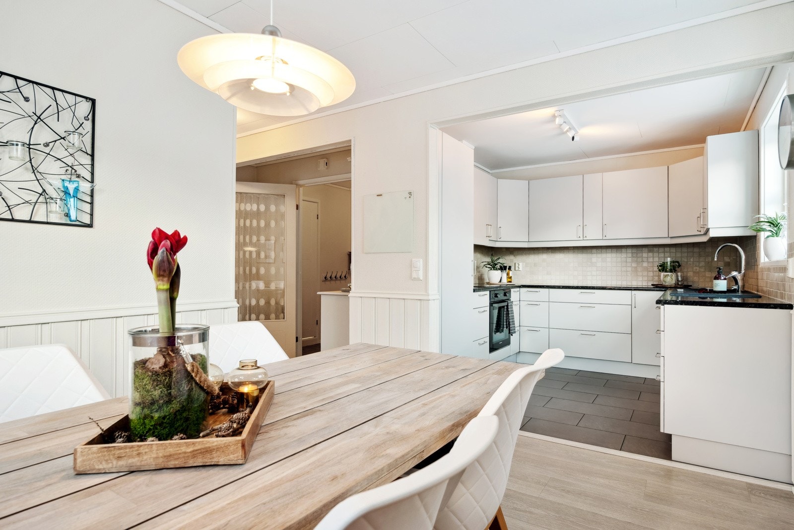 Kjøkkeninnredning med glatte fronter og benkeplate av laminat. Galleribilde