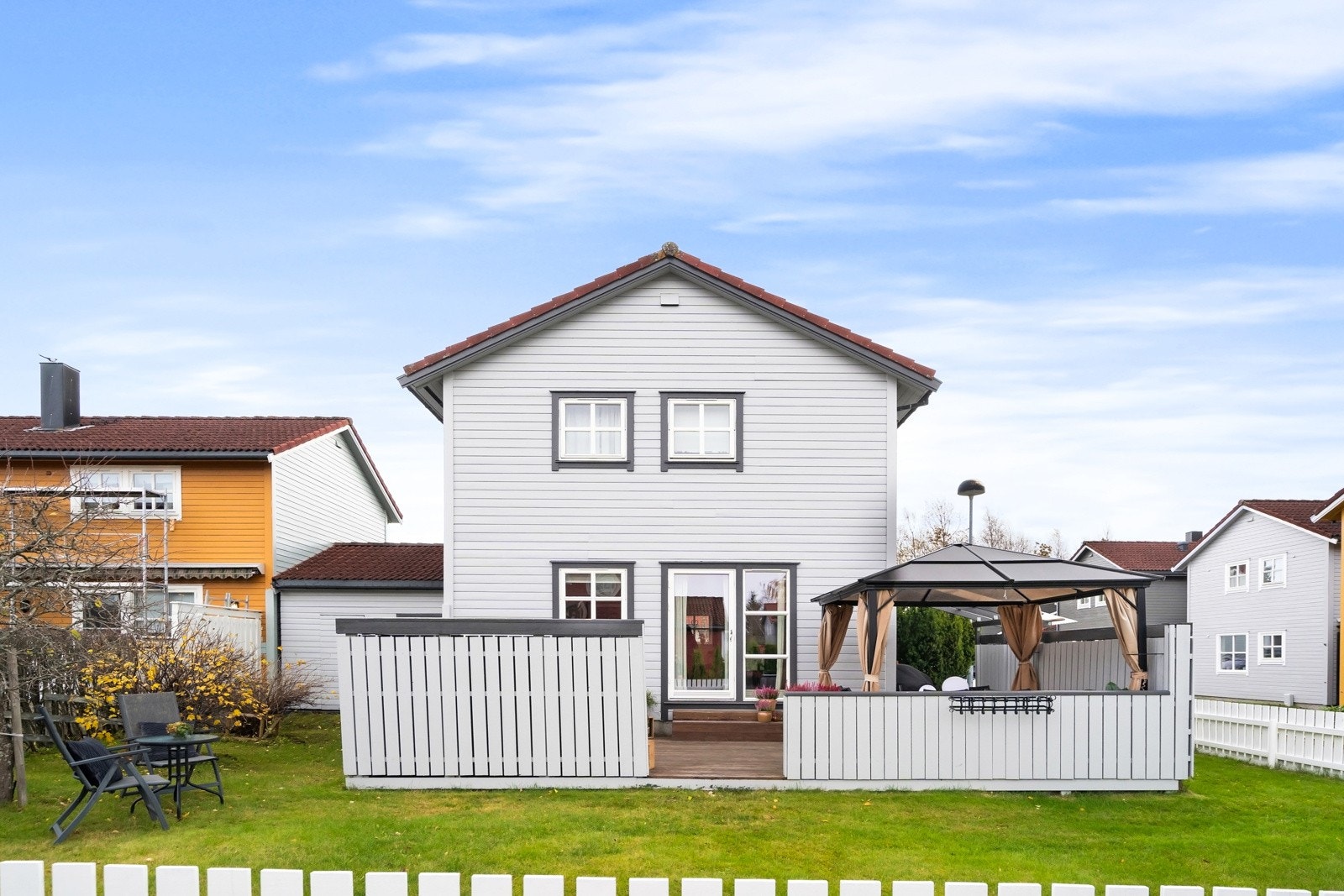 Boligen har en solrik beliggenhet med gangavstand til det meste man trenger i hverdagen. Galleribilde