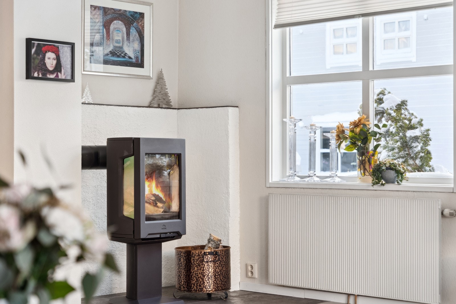 I stuen har man peisovn som varmer godt på kalde vinterdager. Galleribilde