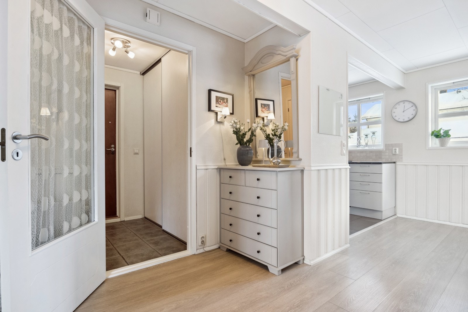 Mellom stue og kjøkken har man entréen. Galleribilde