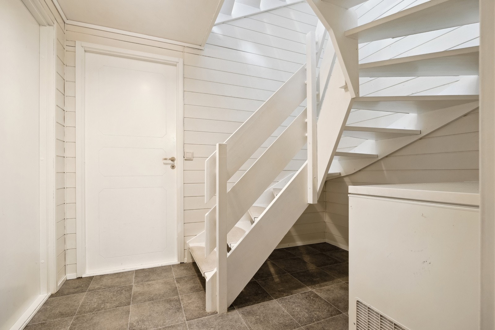 Kjelleren består av det som i dag brukes som kjellerstue og 3 boder. Galleribilde