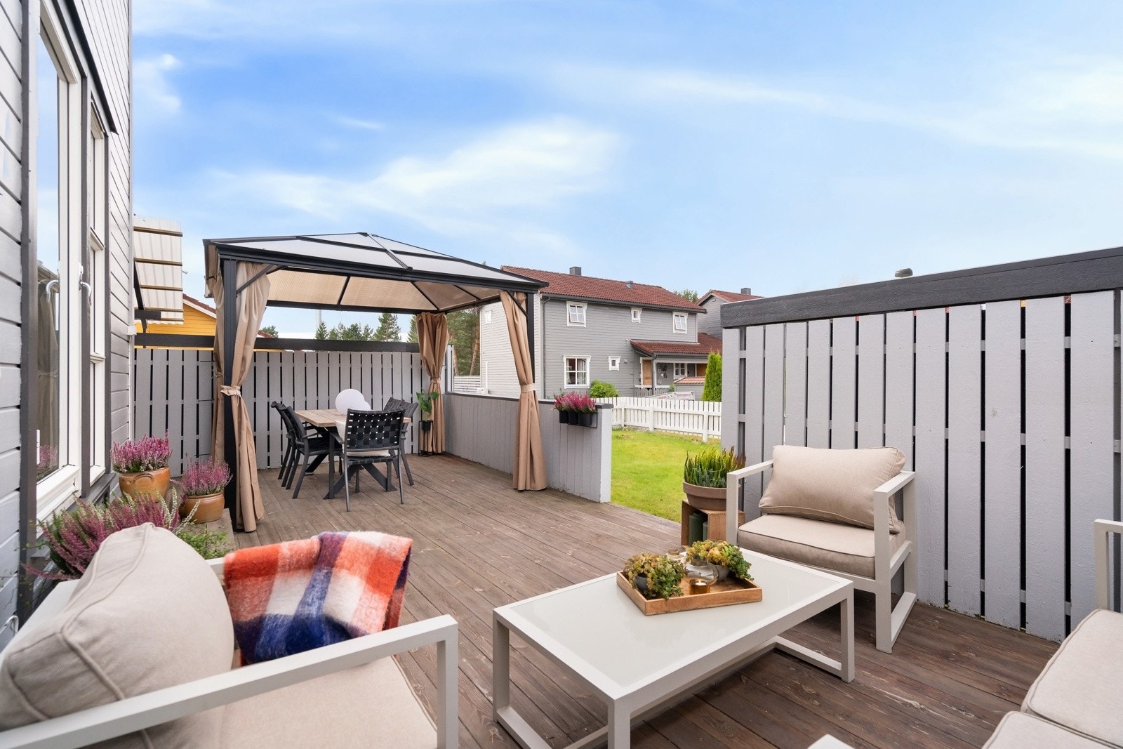 Fra stuen har man utgang til en romslig og solrik terrasse. Galleribilde