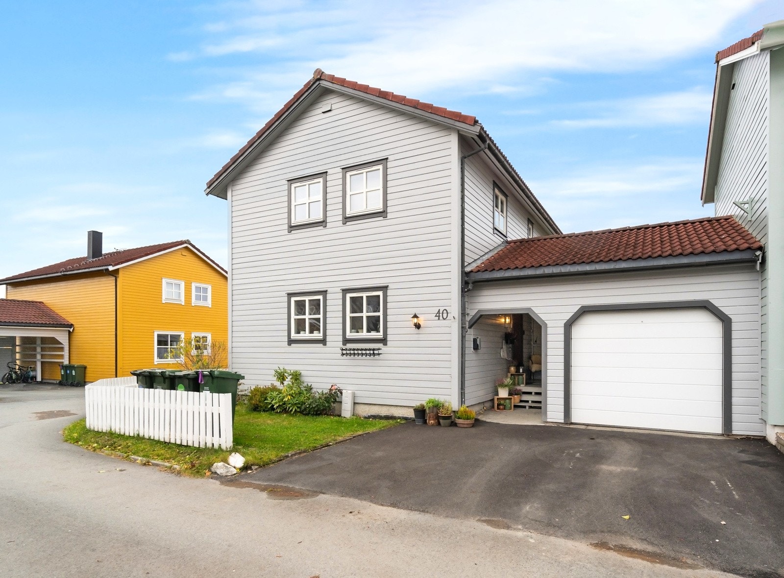 Boligen disponerer en garasje, og det er plass til to biler på den nyasfalterte gårdsplassen. Det er montert elbillader under tak. Galleribilde